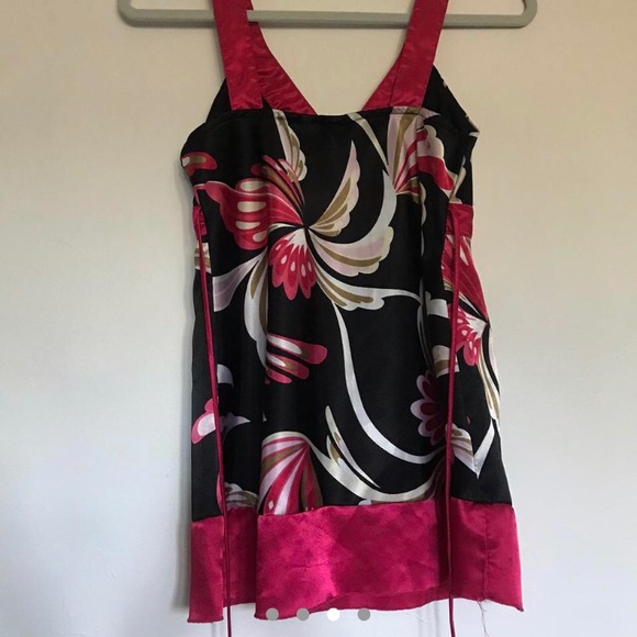 Beautiful red and black floral satin flowy tie in the back sexy fit - Picture 3 of 4